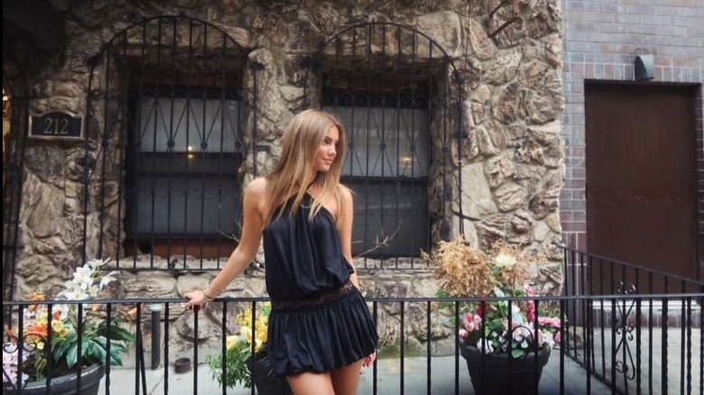Willow White porte une mini-robe noire à New York