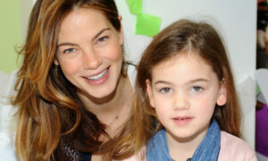 La fille de la star du Lotus blanc Michelle Monaghan grandit pour ressembler à sa célèbre maman