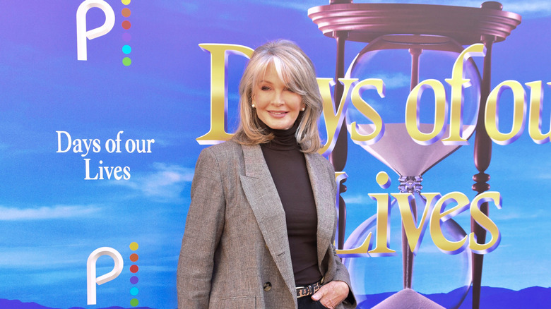 Deirdre Hall dans un blazer gris lors d'un événement sur le tapis rouge.