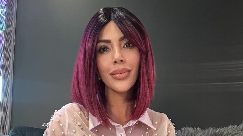 Jasmine Pineda porte une perruque noire et rose