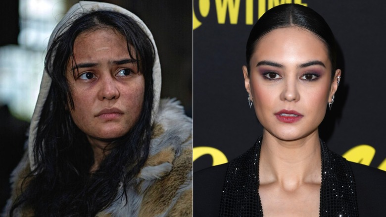 Photos côte à côte de Courtney Eaton dans le rôle de son personnage des Yellowjackets (à gauche) et d'elle-même sur le tapis rouge (à droite)