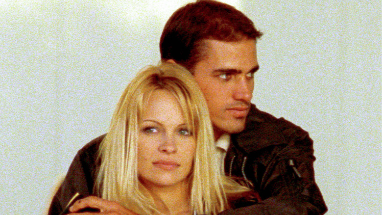 Kelly Slater fait un câlin à Pamela Anderson en 2000.