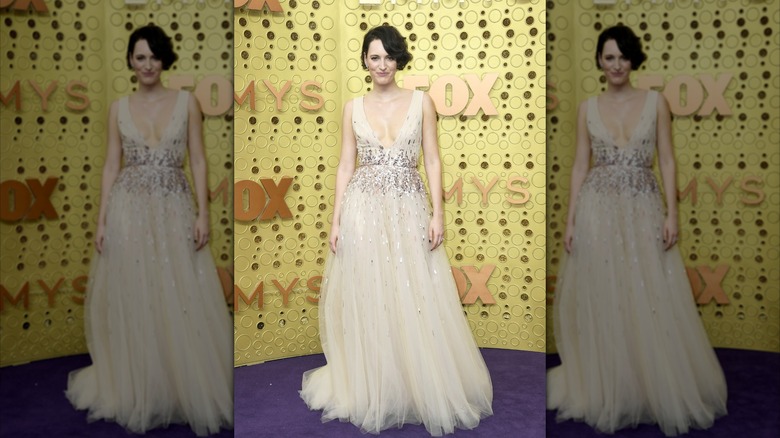 Phoebe Waller-Bridge porte une robe beige à paillettes aux Emmy Awards 2019