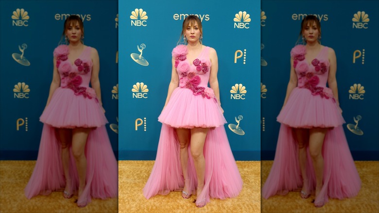 Kaley Cuoco pose dans une robe en tulle rose avec un ourlet haut-bas spectaculaire