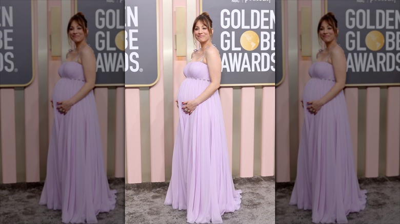 Kaley Cuoco tient son baby bump en portant une robe lavande
