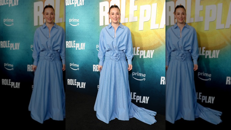 Kaley Cuoco sourit dans une robe chemise à fines rayures bleu ciel