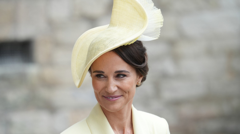 Pippa Middleton porte un grand chapeau jaune