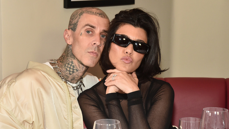 Kourtney Kardashian posant avec Travis Barker
