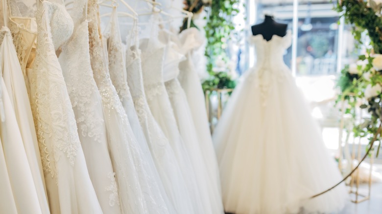 robes de mariée dans une boutique de mariage