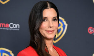 Sandra Bullock est superbe dans la soixantaine et cette approche rafraîchissante de la beauté pourrait être due à elle