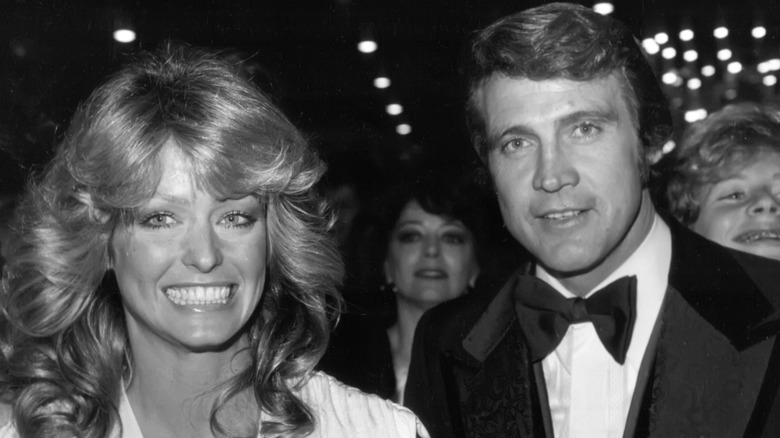 Farrah Fawcett et Lee Majors sont photographiés ensemble en noir et blanc