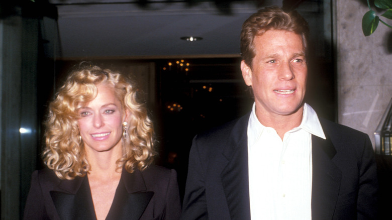 Farrah Fawcett et Ryan O'Neal sortent ensemble d'un immeuble