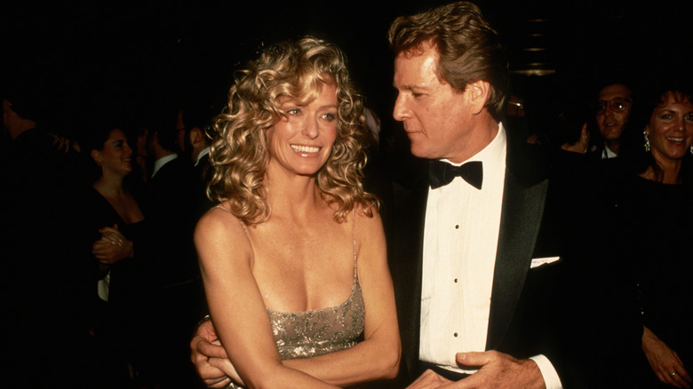 Farrah Fawcett et Ryan O'Neal sont photographiés ensemble lors d'un événement avec cravate noire