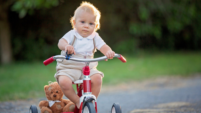 Un enfant sur un tricycle