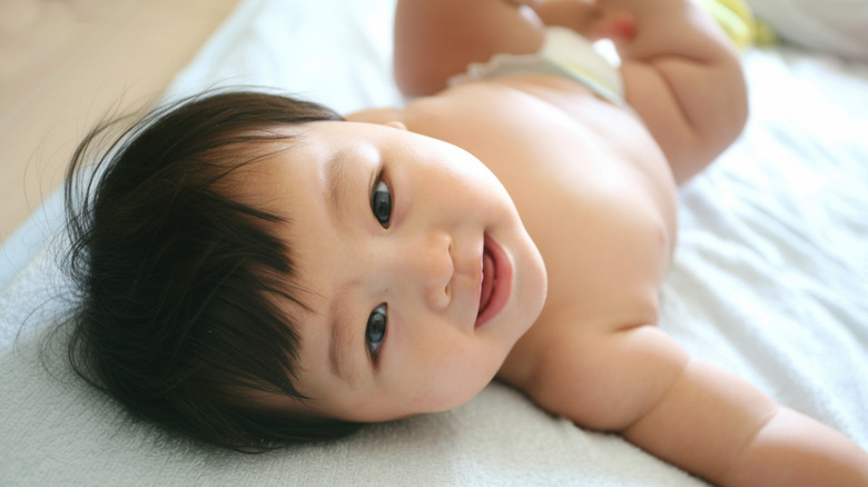 Un bébé souriant à la caméra