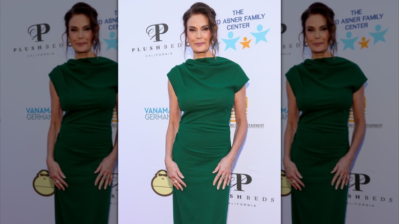 Teri Hatcher participe à la 14e soirée annuelle de poker des célébrités Ed Asner & Friends au Radford Studio Center le 15 août 2026 à Studio City, en Californie.