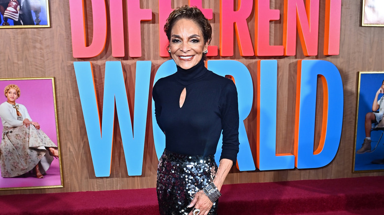 Jasmine Guy photographiée portant un haut à col roulé noir et une jupe à sequins