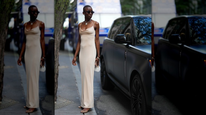Une femme portant une robe crème