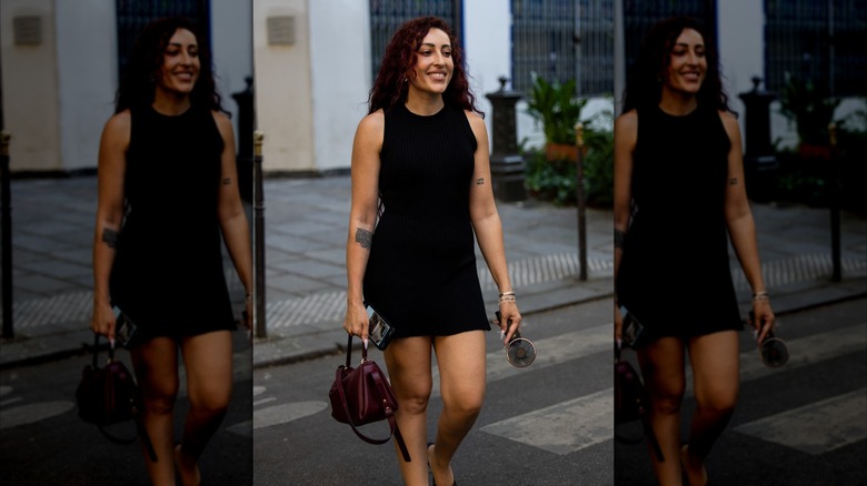 Une femme portant un tank LBD