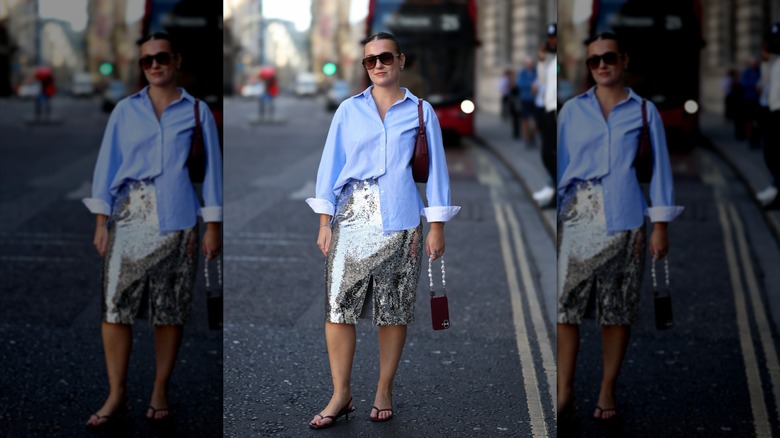 Une femme portant une chemise en coton bleu avec une jupe à paillettes