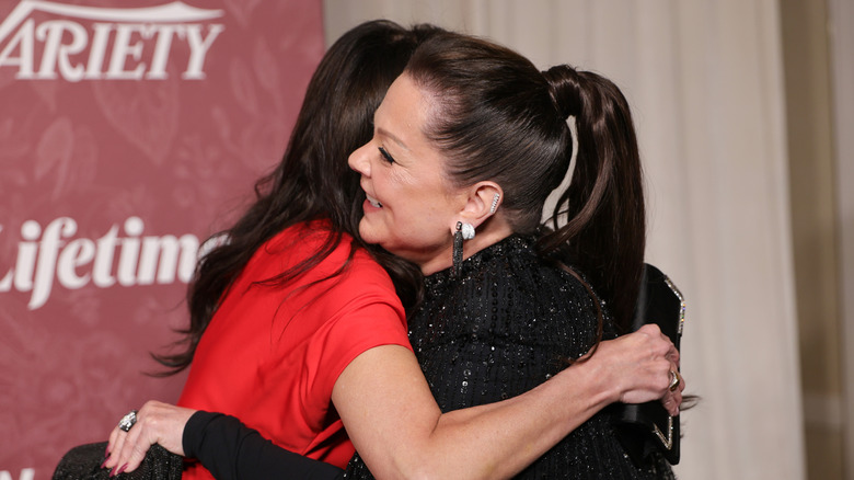 Melissa McCarthy et Lauren Graham s'embrassent lors de l'événement Power of Women 2026 de Variety