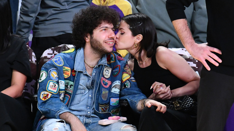 Selena Gomez se penche pour embrasser Benny Blanco sur la joue
