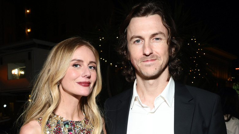 Justine Lupe est photographiée avec son mari Tyson Mason lors d'un événement de presse.