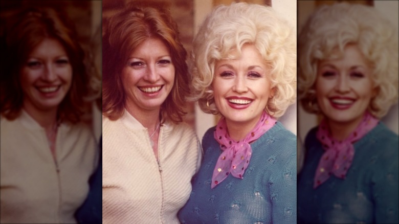 Dolly Parton (à droite) avec Judy Ogle (à gauche) qui porte ses cheveux roux en carré