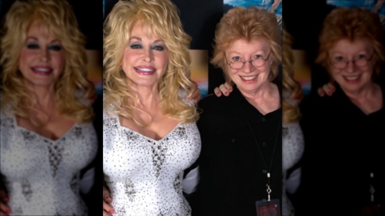 Dolly Parton (à gauche) avec Judy Ogle (à droite) portant une chemise noire avec un bouffant roux