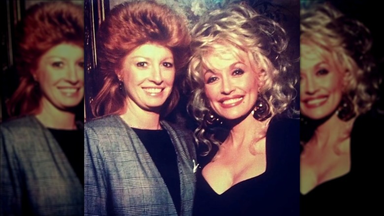 Dolly Parton (à droite) avec Judy Ogle (à gauche) qui porte un blazer gris et une coiffure ultra taquinée