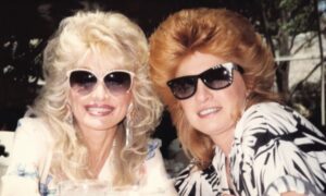 Judy Ogle, la meilleure amie de Dolly Parton, a toujours été une superbe rousse naturelle : photos