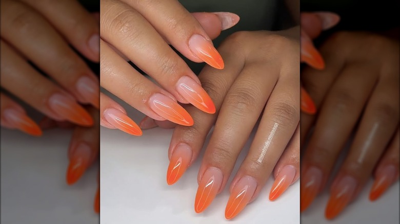 Manucure longue et arrondie avec des pointes françaises ombrées orange