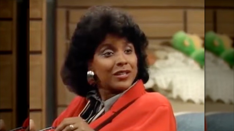 Phylicia Rashad porte des créoles argentées et un blazer orange