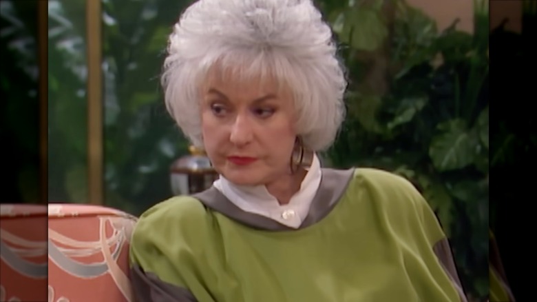 Bea Arthur porte un pull vert citron