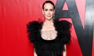 10 tenues de célébrités qui crient une romance sombre pour inspirer votre style de saison effrayant