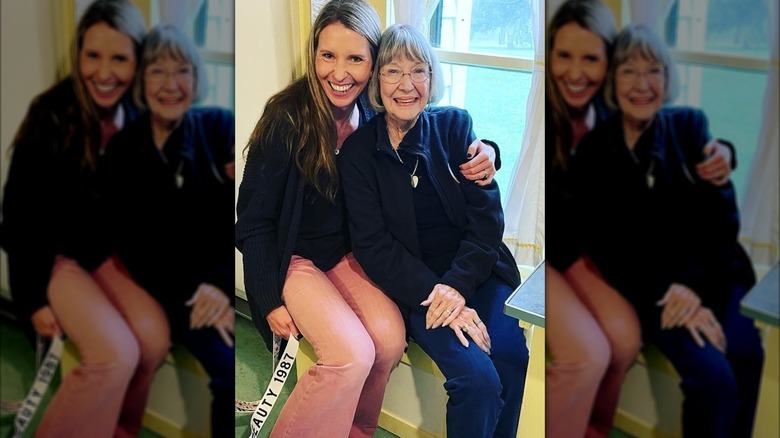 Wendi Lou Turnbaugh et Charlotte Stewart assises ensemble et souriantes