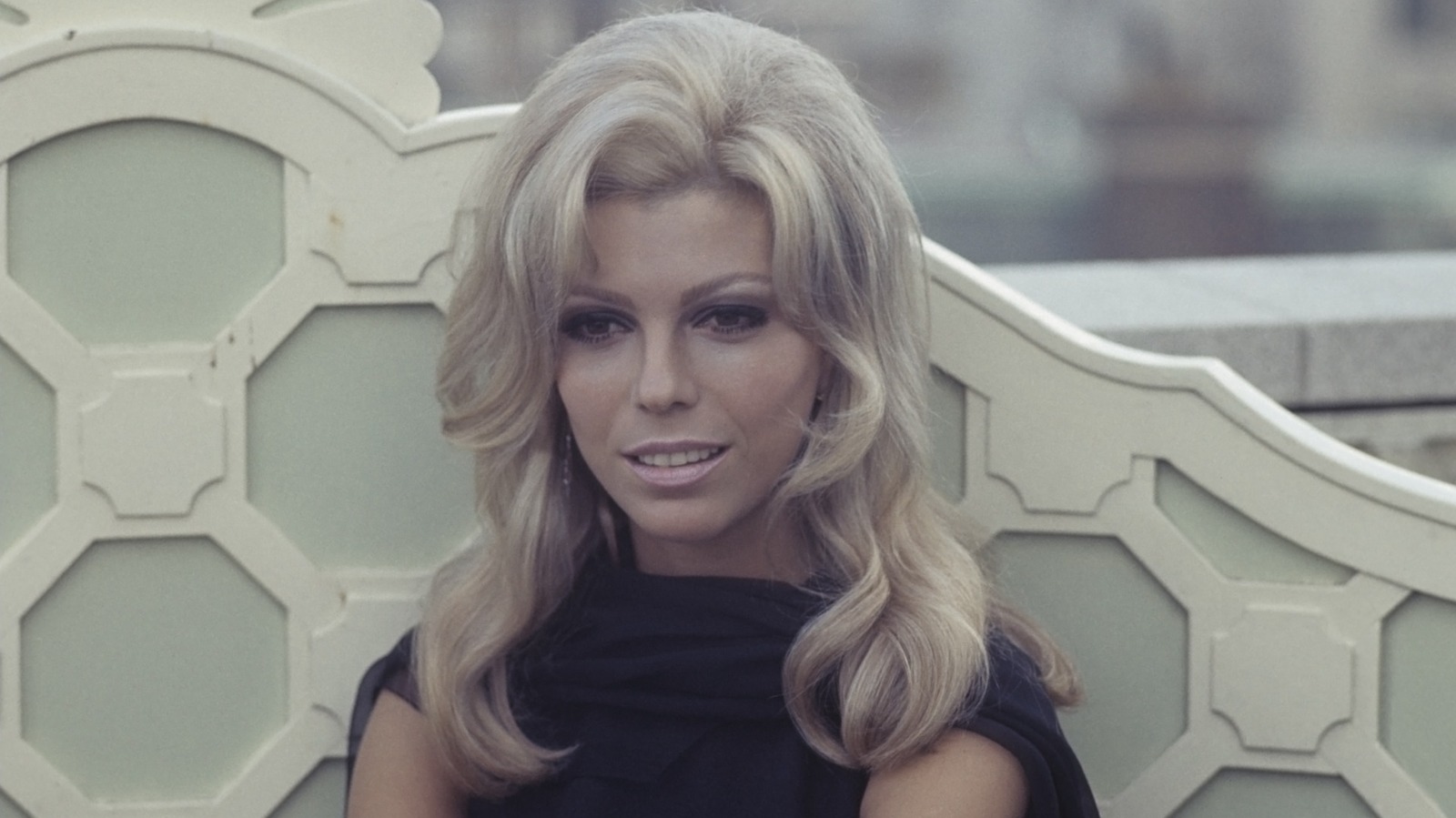 Ni Twiggy, ni Jean Shrimpton : cette beauté prétend qu'elle était la véritable créatrice de tendances en matière de maquillage des années 60