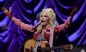 Pourquoi Dolly Parton portait toujours des manches longues – et l&rsquo;insécurité n&rsquo;y était pour rien