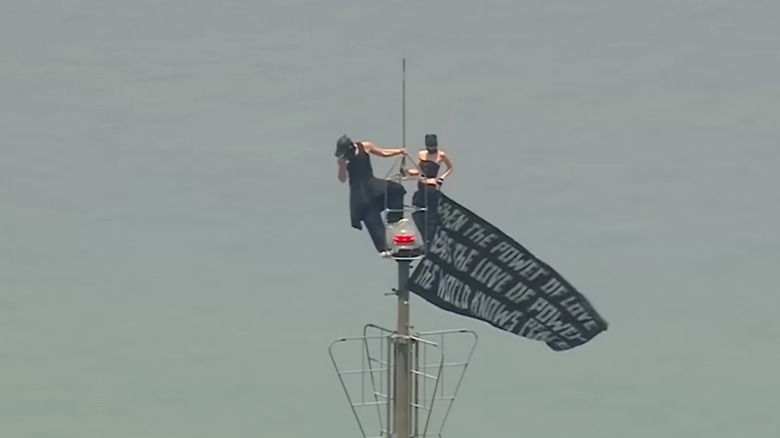 Un couple manifeste au sommet de l'Empire State Building