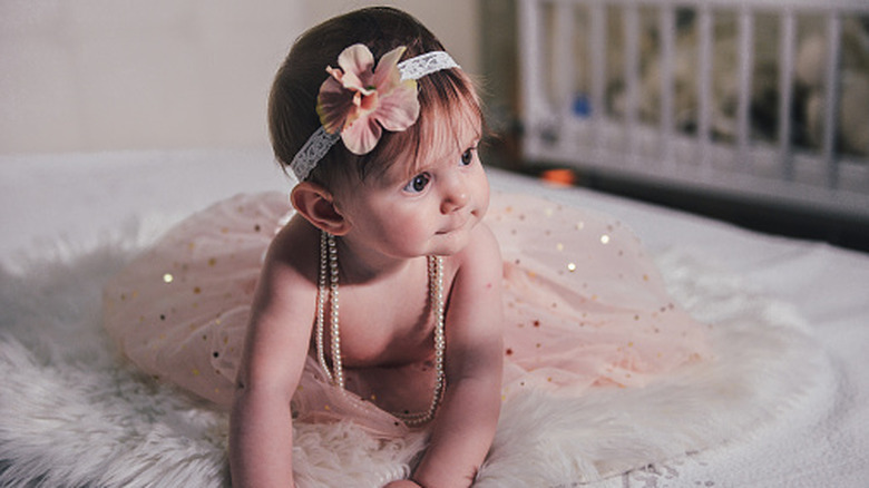 Bébé en perles et un tutu