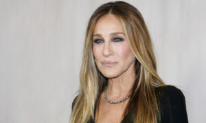 Sarah Jessica Parker a pleinement adopté le passage au gris et ses cheveux sont plus que superbes
