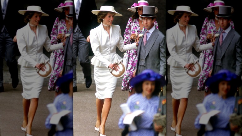 La princesse Diana photographiée en 1986 portant un blazer cintré blanc, une jupe et un chapeau