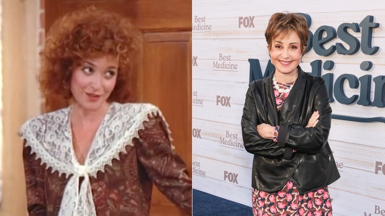 Une jeune Annie Potts aux cheveux bouclés roux / Une Annie Potts plus âgée avec une coupe de lutin et portant une veste en cuir