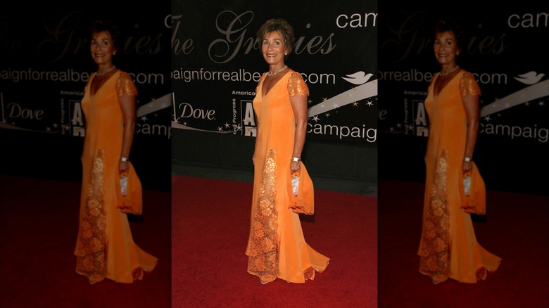 Judy Sheindlin porte une robe ornée de dentelle orange vif.