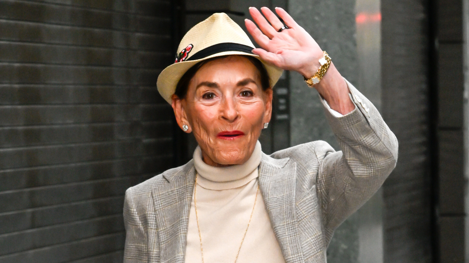 En dehors de la salle d’audience, la juge Judy est une reine discrète de la haute couture
