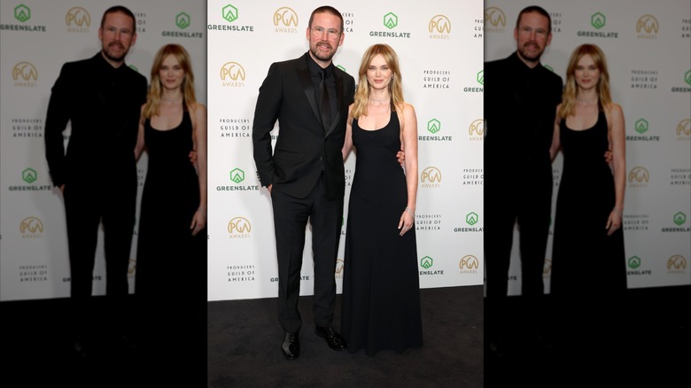 Zach Cregger et Sara Paxton sourient ensemble dans des tenues noires