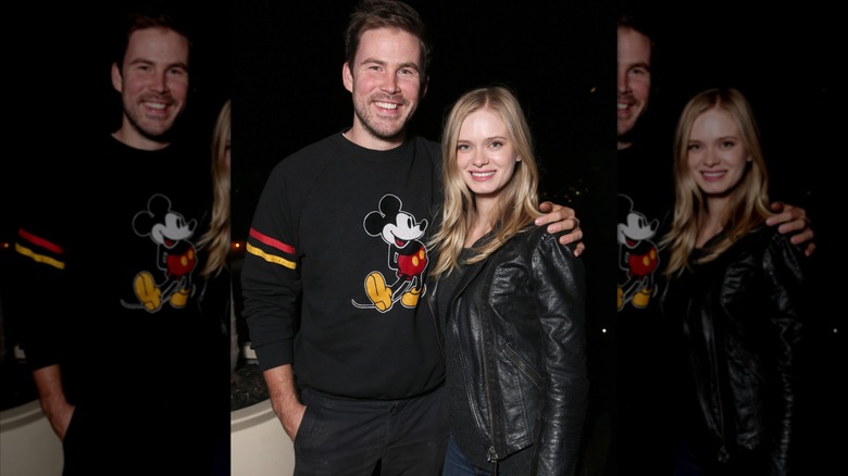 Zach Cregger met son bras autour de Sara Paxton sur une jolie photo