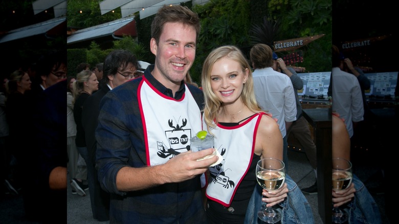 Zach Cregger et Sara Paxton souriant ensemble et tenant un verre