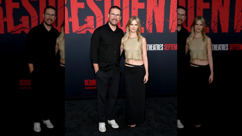 Zach Cregger et Sara Paxton s'embrassent sur le tapis rouge