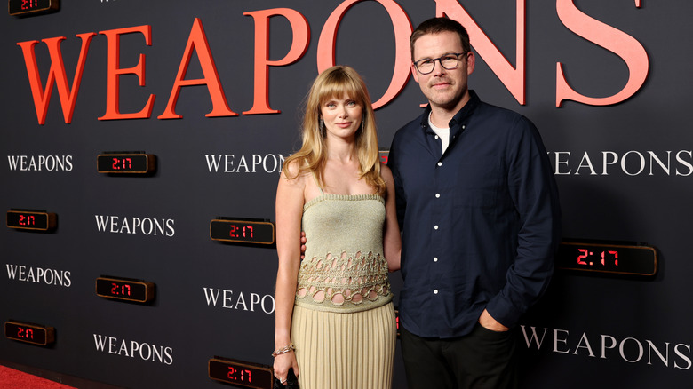 Sara Paxton sourit avec Zach Cregger sur le tapis rouge